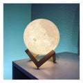 مصباح القمر ثلاثي الأبعاد (3D): إضاءة ليلية مطبوعة بتقنية متطورة، قابلة لإعادة الشحن عبر USB، مع تحكم باللمس لضبط السطوع.